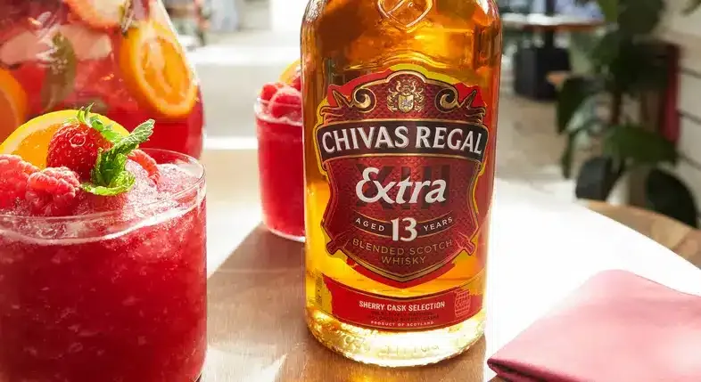Chai Chivas Extra 13 Sherry Cask cạnh ly tulip