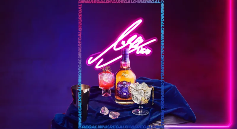 Chai Chivas 18 Lisa Limited Edition và ly rượu