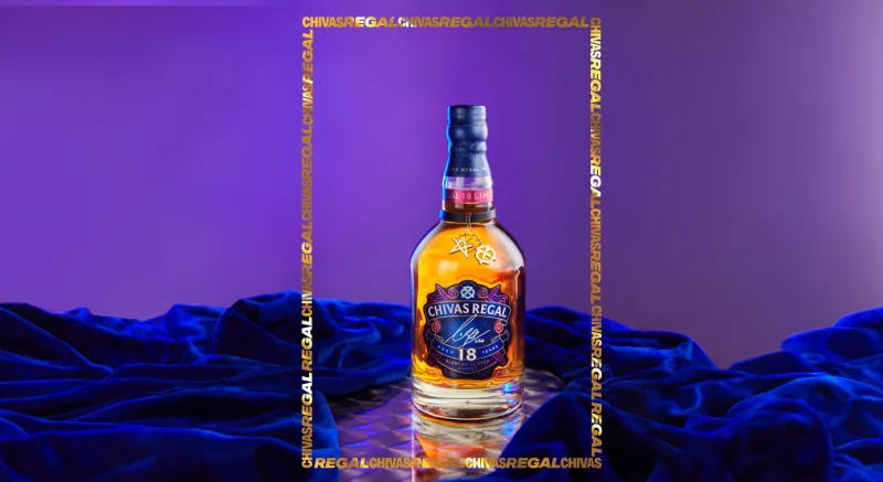 Hộp Chivas 18 Lisa Limited Edition in chữ ký Lisa