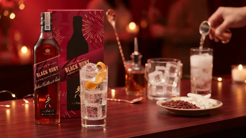 Black Ruby pha highball với soda và vỏ cam cho tiệc tất niên