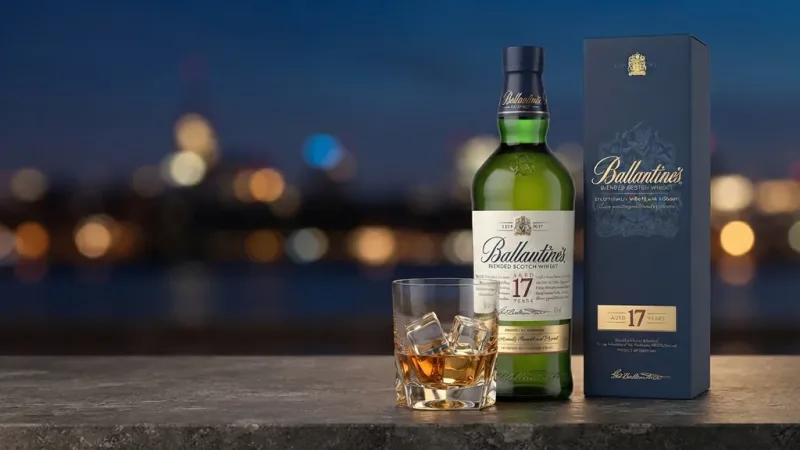 Ballantine's 17 năm uống với đá vuông trong ly rocks