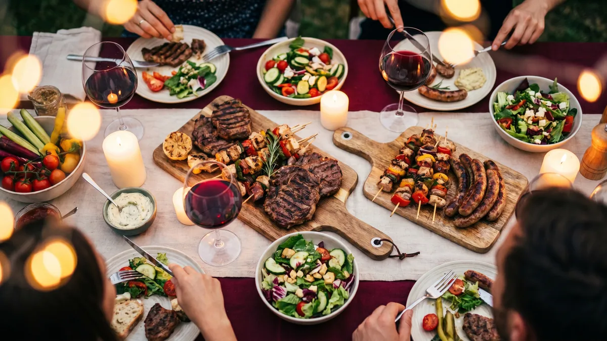 Bàn tiệc nướng BBQ ngoài trời mùa hè cùng vang đỏ G7 Cabernet Sauvignon